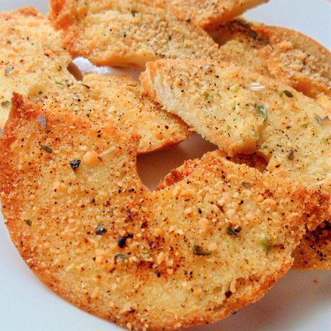 Leftover Bagels, Bagel Chips Recipe, Mixed Seasoning, Mini Bagel Pizza, Bagel French Toast, Bagel Pizza, Bagel Crisps, Cinnamon Bagels, How To Make Bagels