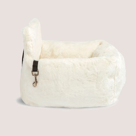 Looking for the best dog bed that will keep your furry friend comfortable and cozy? Look no further! Our selection of the best valued dog beds will provide your dog with the best possible sleeping experience. Airbnb Inspiration, Ivory Color Scheme, Puppy Room, Cute Dog Toys, Dog Corner, Diy Dog Bed, Puppy Accessories, Dog Car Seat, Cloud Design