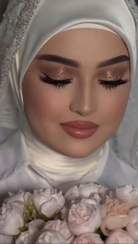 Turkish Makeup, Arabic Eye Makeup, Turkish Bride, Bridal Makeup Videos, Bride Hijab, Mack Up, Muslim Bridal, A Daily Routine, Wedding Portrait Poses