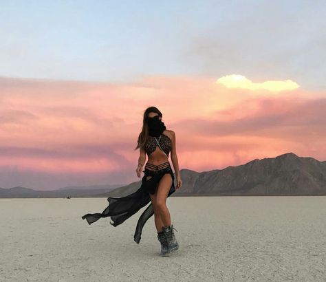 @karinavelezz Burning Man Burning Man Aesthetic, Men Burning Man, Africa Burn, Mens Festival Fashion, Burning Man 2017, Afrika Burn, Rave Festival Outfits, Ideas For Photography, Burning Men