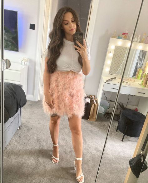 Feather skirt - i saw it first White block heels - boohoo Crop top - boohoo Pink Feather Skirt, Skirt Date Night Outfit, White Block Heels, Feather Skirt, Outfit 2022, Ladies Clothing, Pink Feathers, Cute Pink, Date Night Outfit