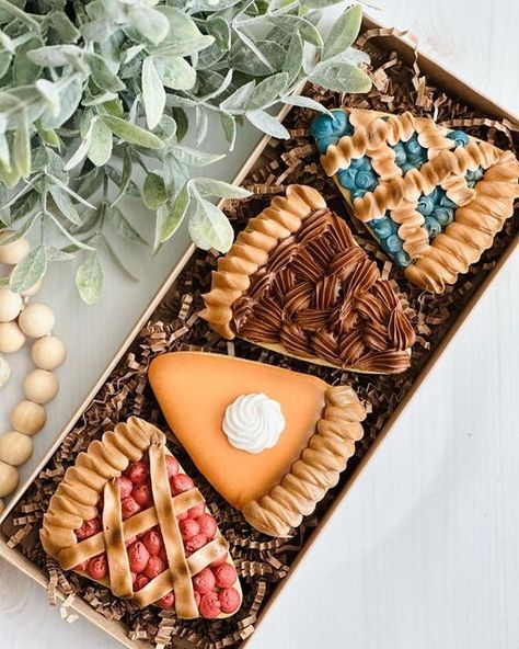 this looks very good Thanksgiving Pie Cookies Decorated, Pie Royal Icing Cookies, Pie Cookies Royal Icing, Thanksgiving Cookie Sets, Decorated Thanksgiving Cookies, Cookie Moodboard, Fall Royal Icing Cookies, Thanksgiving Royal Icing Cookies, Fall Cookies Royal Icing