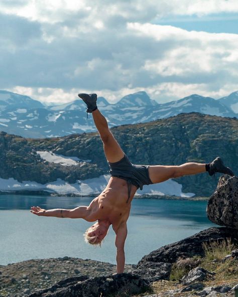 “A Guide to Hand-standing” by ambassador Sondre Berg is now LIVE on our Detours Blog page!👋⁣ ⁣ Hit the following link to have a master teach you how to properly get upside down🙃⁣ link - bit.ly/3hrZzem ⁣ #coalatree⁣ #ecomindedgoods⁣ #greettheoutdoors Handstand Photography, Alex Core, Random Poses, Male Pose, Goal Board, Pose References, Street Workout, Male Poses, Handstand