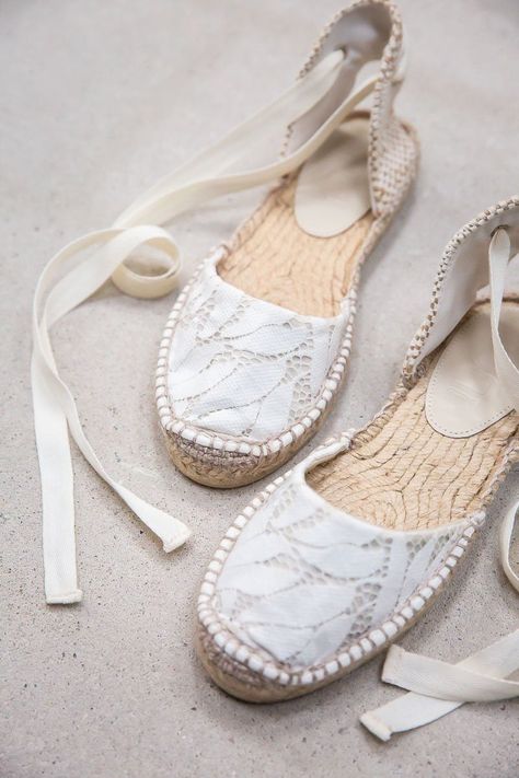 Braut Espadrilles mit Blätter-Spitze und Schnürbändern für Emmi Bridal Hair Updo With Veil, Lace Espadrilles, Boho Invitations, Bridal Hair Updo, Geometric Lace, Lace Up Espadrilles, Wedding Hairstyles With Veil, Bride Shoes, Austin Wedding