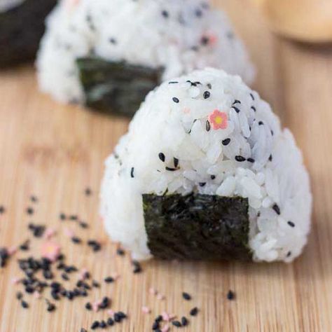 This FUN snack is great to make in the morning and take to work for lunch or afternoon snack. Eat by itself or dip it in some soy sauce. Vegetarian. Easy Onigiri Recipe, Grain Dishes, Lunch Vegetarian, Onigiri Recipe, Onigiri Rice, Vegetarian Sushi, Truffle Shuffle, Healthy Afternoon Snacks, Easy Japanese Recipes