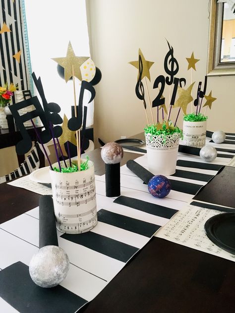 Music Dinner Party, Music Themed Balloon Decor, Musician Theme Party, Music Theme Table Centerpieces, Music Birthday Decorations, Music Themed Table Decorations, Rock And Roll Table Decorations, Music Theme Decorations Ideas, Piano Party Decorations