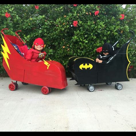 Batmobile made out of stroller Batmobile Wagon Diy, Diy Halloween Wagon Ideas, Stroller Decoration, Stroller Costume, Superhero City, Bike Parade, Old Halloween Costumes, Jungle Theme Birthday, Assistant Director