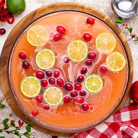 Santa's Giggle Juice Punch Non Alcoholic Christmas Punch, Christmas Morning Punch, Vodka Punch, Holiday Punch Recipe, Orange Punch, Easy Punch Recipes, Kid Friendly Drinks, Christmas Punch Recipes, Holiday Punch