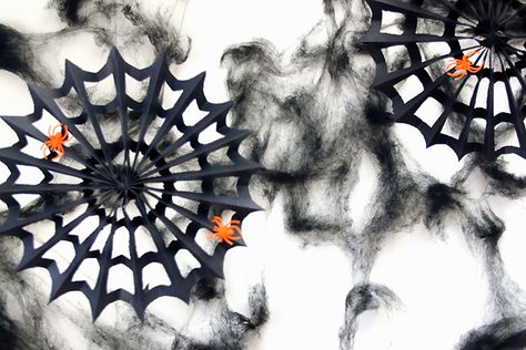 DIY Paper Spiderwebs Paper Spiderwebs, Halloween Diy Paper, Cheap Halloween Diy, Cheap Diy Halloween Decorations, Spider Web Decoration, Pinwheels Paper, Halloween Door Mat, Studio Diy, Manualidades Halloween