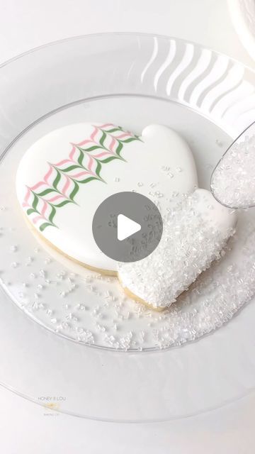 Honey & Lou Baking | Eileen on Instagram: "A super easy technique that packs a big punch!  So if you’re scrambling to make some last-minute cookies for a holiday gathering, this little design will wow everyone without a ton of work from you.  Win-win!  Wet-on-wet, royal icing tutorial, tips and tricks, Christmas, winter, mitten, decorating sugar cookies, holiday art #weekendWOW #RoyalIcing #DecoratedCookies #CookieArt #mittenCookie #decoratingtips #decoratingtricks #RoyalIcingTips #royalicingtricks #buzzfeedtasty  #CreativeBaking #CookieDesign #HandDecorated #EdibleArt #CookieInspo #InstaCookies #CookieVideo #howtodecoratecookies #satisfyingvideos #cookielover #cookiegram #cookiesofinstagram #thebakefeed #designercookies #cookiedecorator #cookieartist #sugarcookiedecorating #sugarcookies # Royal Icing Wet On Wet Techniques, Christmas Mitten Cookies, Mitten Cookies Royal Icing, Christmas Sugar Cookies Decorated Easy, Sugar Cookie Decorating Christmas, Easy Royal Icing Cookies Design, Royal Icing Cookies Designs, Christmas Cookies With Royal Icing, Wet On Wet Royal Icing