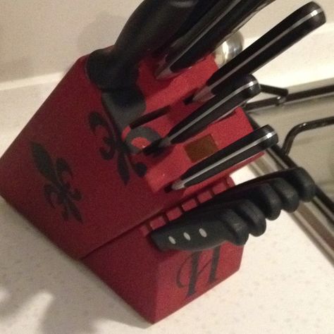 Super easy: paint, plain knife block, stencil of your choosing (I used our kitchen colors, fleur de lis theme, and last name initial) Spices up any kitchen! Black And Red Kitchen Ideas, Turkey Decorations, Knife Blocks, Red Kitchen Decor, Wine Kitchen, Themed Kitchen, Kitchen Decor Apartment, Wine Decor, Red Kitchen