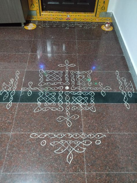 Tippudu Muggulu, White Rangoli, Small Kolam, Indian Rangoli Designs, Dot Rangoli, Muggulu Designs, Very Easy Rangoli Designs, Kolam Design, Rangoli Side Designs