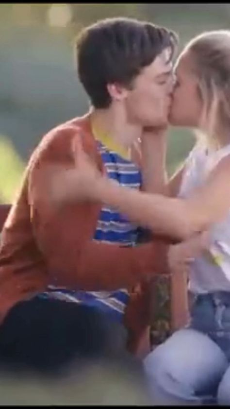 Hugs And Kisses Teen Couples, French Kiss Video, Kisses On Face, Back Of Neck Kiss, Neck Grab Kisses, French Kiss Reference, Intense Kiss, Sweet Couple Kiss, Kiss On The Head