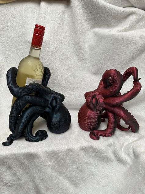 Size: Width: 8.5 inches            Height: 8.5 inches           Depth: 8.5 inches **Wine Bottle not included** Elevate your wine collection with our stunning 3D Printed Octopus Wine Holder. This eye-catching piece is the perfect addition to any wine lover's home decor. Our octopus wine holder is not only functional but also a work of art. Made from durable PLA materials, this wine holder can securely hold standard 750mL bottles. The octopus design adds a touch of whimsy and elegance to your coun Nerdy Kitchen Decor, 3d Print Camping, 3d Printed Wine Bottle Holder, Unique 3d Printing Ideas, 3d Printed Design, 3d Print Decor, Octopus Holding Things, Diy Bar Decor, Cool Things To 3d Print