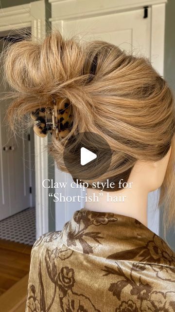 Using Claw Clips With Short Hair, Claw Clip Looks, Clipping Short Hair, Claw Clip Styles For Shoulder Length Hair, Claw Clip Tricks For Short Hair, Easy Updo Hairstyles For Curly Hair, Claw Clip Bridal Hair, Easy Updos For Medium Hair With Clip, Mid Length Claw Clip Hairstyles