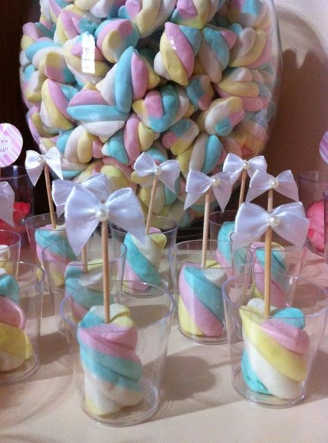 marshmallow no copinho Candy Land Birthday Party, Idee Babyshower, Candy Birthday Party, Candyland Birthday, Barbie Birthday, Idul Fitri, Princess Birthday Party, Mermaid Birthday Party, Birthday Treats