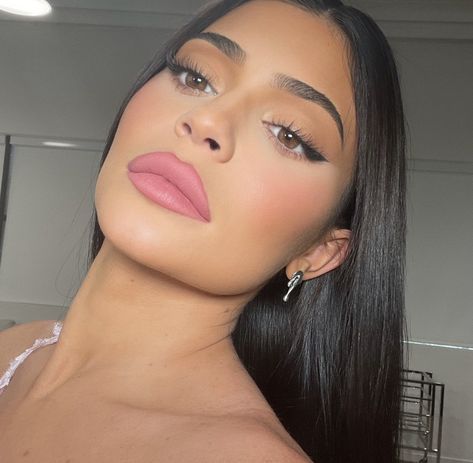 Kylie Jenner Eyes, Kylie Jenner Makeup Look, Kylie Jenner Photoshoot, Look Kylie Jenner, Pink Lips Makeup, Under Eye Makeup, Trajes Kylie Jenner, Looks Kylie Jenner, Kylie Makeup