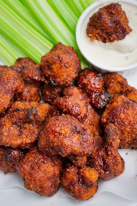 Bbq Cauliflower Wings, Vegan Cauliflower Wings, Vegan Wings, Resep Vegan, Bbq Veggies, Bbq Cauliflower, Vegetarian Bbq, Cauliflower Dishes, Vegan Party