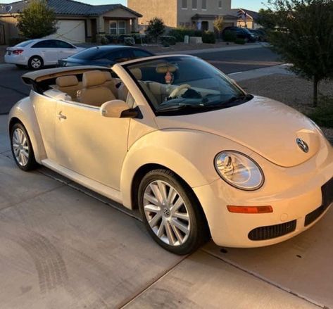 Hello Kitty Car Accessories, Punch Buggy, Volkswagen Beetle Convertible, Hello Kitty Car, Bug Car, Car Deco, Beetle Car, Cool Car Accessories, Beetle Convertible