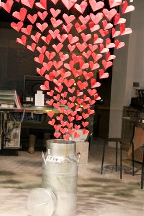 Que tono de verde: ESCAPARATE | San Valentín de Que tono de verde Valentines Window Display, Deco Spa, Decoration Vitrine, Store Window Displays, Window Display Design, Valentine Photo, Decorated Jars, Romantic Decor, St Valentin