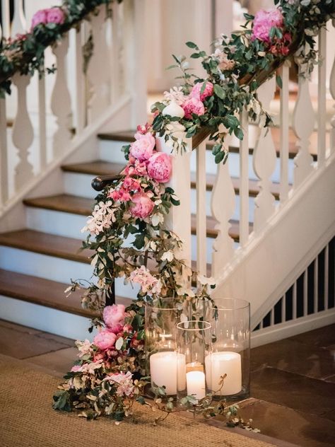 Bright Staircase, Wedding Staircase Decoration, Staircase Wedding, Garland Staircase, Wedding Stairs, Wedding Staircase, Romantic Reception, Stairway Decorating, Idea Wedding