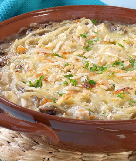 Take that delicious leftover Thanksgiving turkey and make this delightful Light Turkey Tetrazzini dish! Tuna Tetrazzini Recipe, Tuna Tetrazzini, Chicken Tetrazzini Casserole, Turkey Tetrazzini, Big Family Dinner, Chicken Tetrazzini, Rice Noodle, Noodle Casserole, 12 Tomatoes