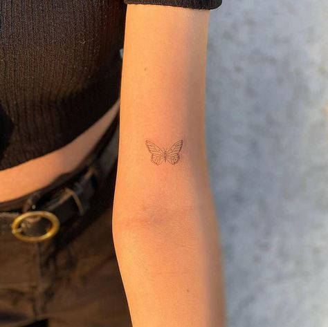 Small Tattoos on Instagram: “More beautiful fine line butterflies by @joeyhilll · Los Angeles 🇺🇸” Ephemeral Tattoo, Dragons Tattoo, Diy Tattoo Permanent, Small Butterfly Tattoo, Small Tattoos With Meaning, Inspiration Tattoos, Small Tattoos Simple, Small Butterfly, Tattoo Girls