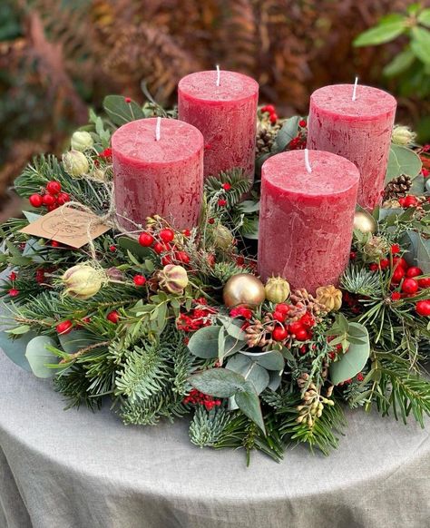 Christmas Floral Table Arrangements, Red Advent Wreath, Homemade Advent Wreath, Advent Wreath Diy, Advent Wreath Candles, Christmas Candle Centerpiece, Christmas Advent Wreath, Red Christmas Wreath, Christmas Candle Decorations