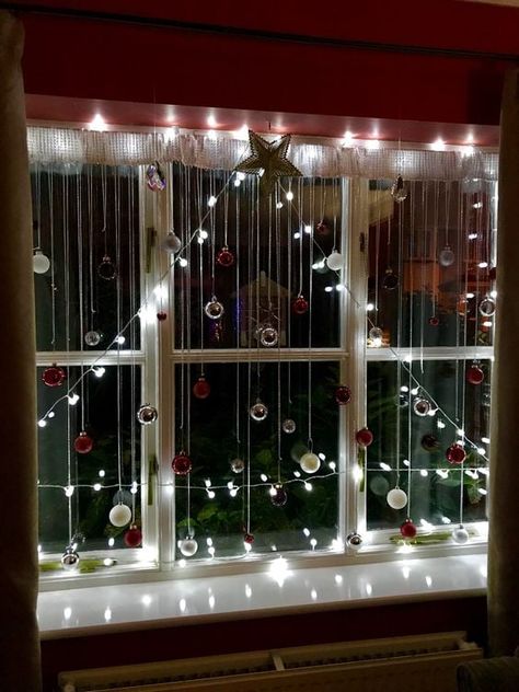 43 Christmas Window Decor Ideas: The Pain-Free Guide Indoor Window Christmas Decor Ideas, Christmas Window Decorations Outdoor, Christmas Window Display Retail, Christmas Window Decor Ideas, Advent Windows, Window Decorating Ideas, Window Decor Ideas, Christmas Window Decor, Christmas Lights Inside