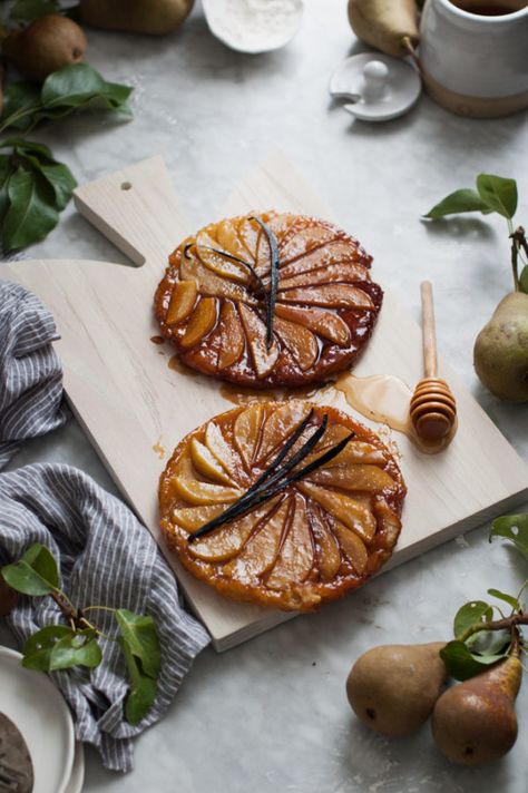 Tarte Tatin Pear, Pear Tart Tatin, Poached Pear Tart, Brunch Dessert Ideas, Pear Tarte, Pear Tarte Tatin, Tart Tatin, Pear Tart, British Baking