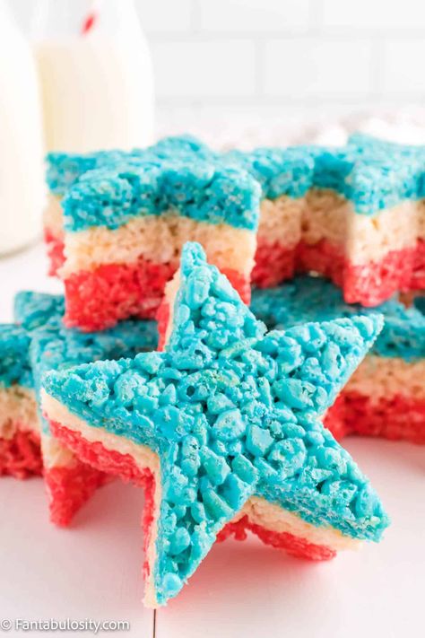 LOVING these for some 4th of July food! These rice krispie treats are an easy dessert recipe for a party, for the fourth! #4th #fourth #july #dessert #recipe #food #treats #no #bake 4th Of July Food Rice Krispies, Cute Fourth Of July Food Ideas, 4th Of July Desserts Recipes, Summer Desserts 4th Of July, Dessert Recipes For 4th Of July, Fourth Of July Rice Krispie Treats, 4 Of July Snacks, July 4 Treats, Fourth Of July Baking