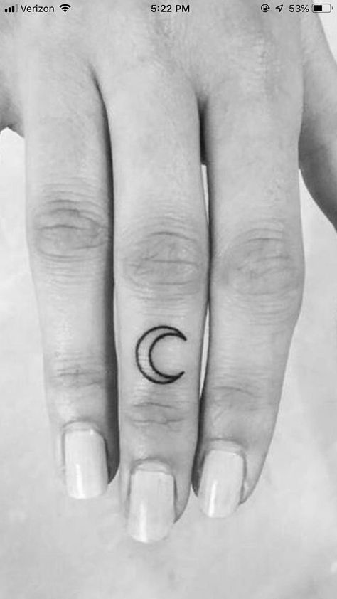 Moon Tattoo In Finger, Small Moon Hand Tattoo, Disney Finger Tattoo, Moon Finger Tattoos For Women, Crescent Moon Tattoo On Finger, Crescent Moon Finger Tattoos For Women, Small Crescent Moon Tattoo, Finger Tattoos Fade, Finger Tattoos For Couples