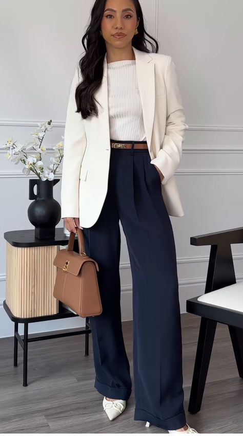 White Blazer Navy Pants Outfit, Casual Work Fits Women Summer, Lawer Outfits Women, Women's Business Professional Outfits, Investment Banking Outfits Women, Navy Pants Outfit Work Women, Womens Blazer Outfit Business, Young Business Woman Outfit, Business Casual Office Outfits Women