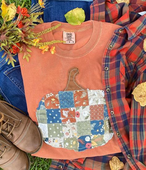 🧡Comfort Colors Fall Shirt🧡 I don't know about y'all, but I'm more than ready for some fall weather to arrive! 🍁 As we wait for those cooler days to roll in, take a look at these adorable fall shirts perfect for the season.  The edges of the fabric are meant to be frayed so when it gets washed it will have a raggedy look to it! Fall Shirt Embroidery, Quilted Pumpkin Sweatshirt, Fall Diy Shirts, Diy Fall Sweatshirts, Shirt Applique Ideas, Patchwork Shirt Ideas, Fall Quilting Projects, Fall Sweatshirt Ideas, Patchwork Shirt Diy