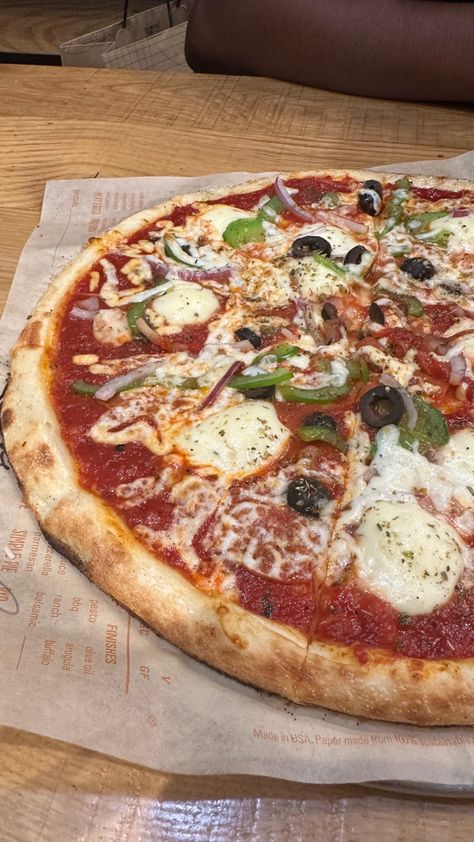 pizza with mozzarella, green pepper, black olives, onion, and pepperoni on half Gourmet Pizza Ideas, Pizza Vibes, Cooking Ideas Easy, Aesthetic Food Ideas, Pizza Recipies, Build Your Own Pizza, Pizza New York, Easy Cooking Ideas, Blaze Pizza