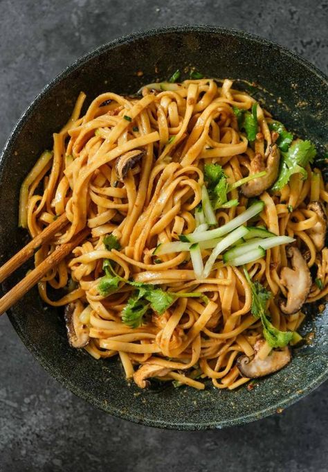 Easy Spicy Miso Noodles - The Foodie Takes Flight Miso Noodles, Miso Recipe, Vegan Noodles, Stir Fry Noodles, Chili Garlic Sauce, Homemade Chili, Vegan Kitchen, Garlic Sauce, Asian Dishes