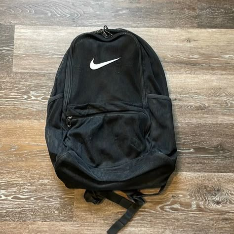 Mesh Nike Backpack Nike Backpack Outfit, Nike Backpack Aesthetic, Nike Backpacks For School, Nike Bags School, Nike School Backpacks, Black Nike Backpack, Nike Bags Backpacks, Backpack Nike, Mochila Jansport