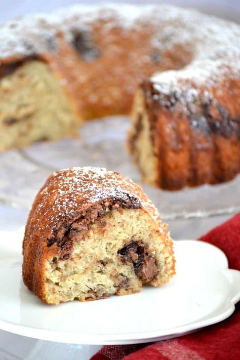 This Nutella Swirl Banana Bundt Bread is Nutella mixed in to a banana bread batter and shaped into a beautiful bundt cake - perfect with a cup of coffee! Bundt Bread, Nutella Cinnamon Rolls, Nutella Snacks, Nutella Recipes Easy, Banana Bundt Cake, Banana Bundt, Buttermilk Pound Cake, Trifle Dish, Banana Nutella