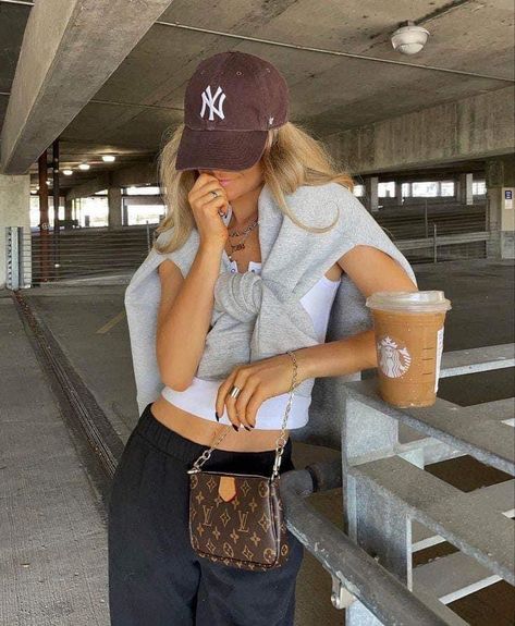 Brown Yankees Hat Outfit, Outfits With Yankees Hat, Outfits With Caps For Women, Ny Hat Outfit, Yankee Hat Outfits Women, Ny Cap Outfit, New York Yankees Hat Outfit, Yankees Hat Outfit, Portugal Outfits