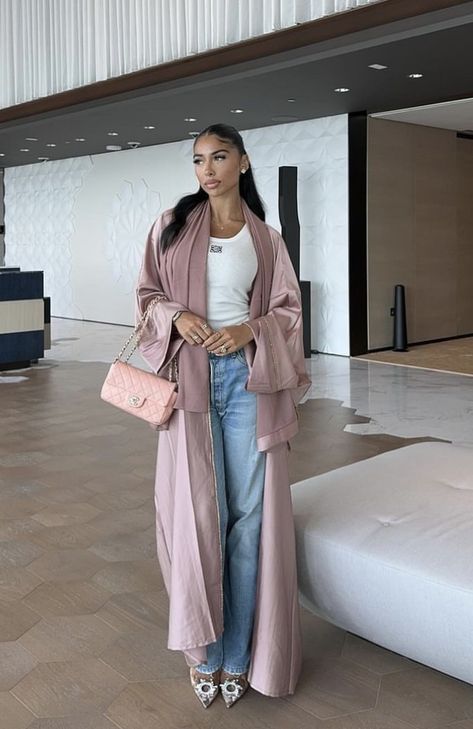 Uae Outfit Street Styles, Classy Abaya Outfit, Doha Qatar Outfit, Outfit Arabic Style, Dubai Outfits Ideas What To Wear, Pink Abaya Outfit, Arab Fashion Modern, Aesthetic Outfits Modest, Dubai Outfits Ideas