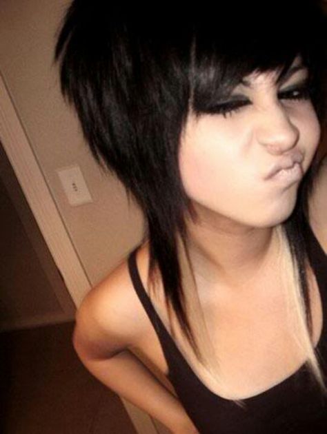 Great funky emo/scene haircut. Long and short layers, lots of disconnection. Bring in the edgy look. Layered Scene Hair, Short Scene Haircuts, Emo Haircuts For Girls, Scene Haircuts, Emo Haircuts, Mullet Wig, Hipster Hairstyles, Short Scene Hair, Emo Scene Hair