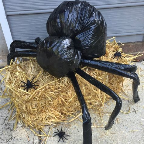 Step-by-step instructions for making a giant Halloween spider out of trash bags, coat hangers and pool noodles - be the scariest house on the block! Diy Halloween Spider, Dekorasi Halloween, Halloween Diy Outdoor, Halloween Spider Decorations, Halloween Outside, Spider Decorations, Easy Diy Halloween Decorations, Halloween Decorations Outdoor, Casa Halloween