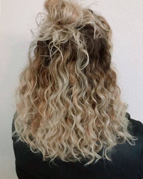 Half bun with wavy curls Half Bun Curly Hair, Curly Hair Buns, Kenra Hair Products, Curly Hair Half Up Half Down, Curly Blonde Hair, Half Bun, Wavy Curls, Blonde Curly Hair, Curly Hair Inspiration