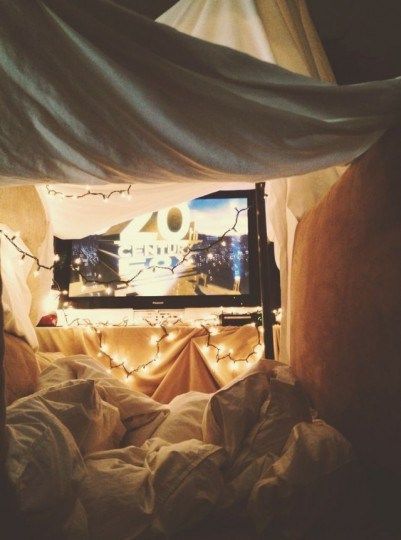 Turn your movie night into a mini slumber party by building a fort, filling it with comfy cushions and busting out the Christmas lights for the perfecting lighting. Need some fort inspiration? Here’s 12 different sized and styled ones that work for any home. Date At Home, Relationship Things, Dream Dates, Movie Date, Cute Date, Home Movie, Blanket Fort, Cute Date Ideas, Pillow Fort