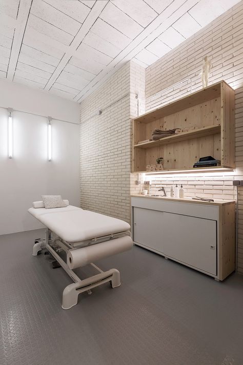 Nan Arquitectos selects pale palette to relax visitors at SanaSana physiotherapy centre Physiotherapy Room, Massage Room Design, Studio Medico, Spa Treatment Room, Esthetician Room Decor, Medical Office Design, Physiotherapy Clinic, Cabinet Medical, Clinic Interior Design