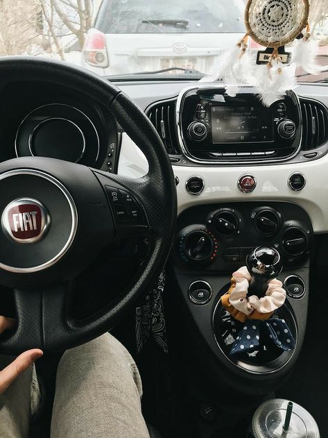 Fiat 500 Accessories, Fiat 500 Interior, Car Accessories Hippie, Fiat 500 Sport, Blue Car Accessories, Preppy Car Accessories, Preppy Car, Must Have Car Accessories, Pink Car Accessories