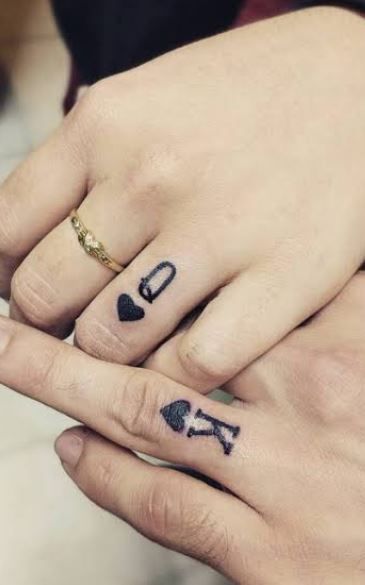 100 Unique Wedding Ring Tattoos You’ll Need to See - Tattoo Me Now Finger Tattoo Ideas, Him And Her Tattoos, Finger Tattoos For Couples, Ring Tattoo Designs, Wedding Band Tattoo, Tattoo Band, Tiny Finger Tattoos, Tattoos Infinity, Couple Tattoos Unique