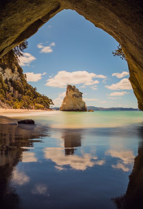 14 Reasons Everyone Should Visit New Zealand At Least Once |Pinterest:@theculturetip Cathedral Cove, Easy Jet, Best Vacation Destinations, Visit New Zealand, Adventure Vacation, Travel Channel, Gorgeous View, Travel Adventure, Best Vacations