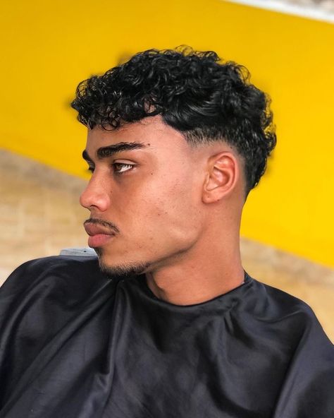 Fade Haircut Curly Hair, Taper Fade Curly Hair, Haircut Selfie, Photo Hijab, Men Haircut Curly Hair, Cute Hairstyle, Faded Hair, Men Haircut Styles, Stylish Haircuts