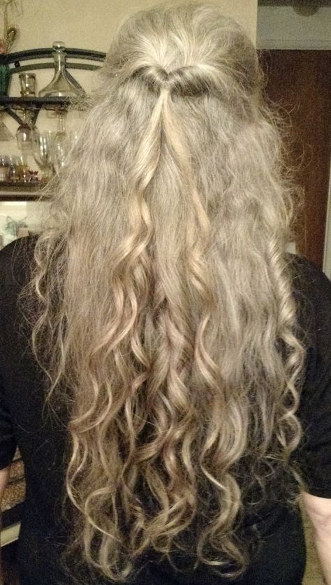 Gray Hair With Colored Tips, Getting Older Aesthetic, Messy White Hair, Short Hair Pony, Long Hair Over 60 Aging Gracefully, Long Gray Hair Over 50, Natural Silver Hair, Long Grey Hair, Women With Glasses